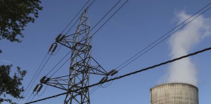 Vista este martes de la central térmica de Soto de Ribera, en las proximidades de Oviedo. España ha recuperado el 99,95 % de la demanda energética peninsular (25.794 megavatios), un hito que se alcanzó a las 07.00 horas de la mañana (05.00 GMT) de este martes en todo el territorio afectado por el apagón que se inició poco después del mediodía del lunes. EFE/J.L.Cereijido.