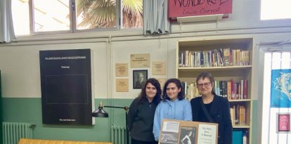 Clara, Lucía y Toñi Reinares, en la inauguración.