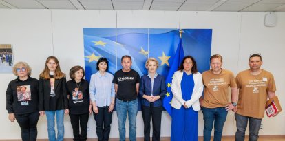 Imagen tomada de la cuenta de la presidenta de la Comisión Europea, Ursula von der Leyen, en la red social X de la reunión que ha mantenido en Bruselas con representantes de las asociaciones de afectados por la dana, que azotó Valencia el pasado octubre, tras la petición que le hicieron para que conozca de primera mano la situación de la zona afectada y sus necesidades. EFE/Ursula von der Leyen.
