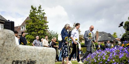 Foto de archivo que muestra a familiares de las víctimas colocando girasoles durante una ceremonia conmemorativa por las víctimas del desastre aéreo del vuelo MH17 de Malaysia Airlines, en el monumento ubicado en el parque Dudok, en Hilversum, Países Bajos. EFE/EPA/SEM VAN DER WAL.
