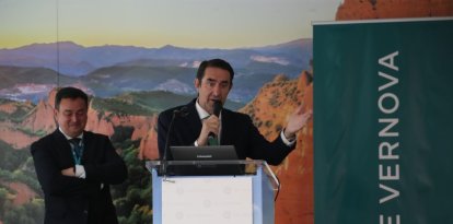 El director de la planta eólica de Santo Tomás, Jorge López, escucha la intervención de Juan Carlos Suárez-Quiñones.