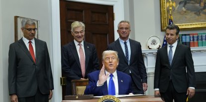El presidente de EE.UU., Donald J. Trump (C). EFE/EPA/CHRIS KLEPONIS / POOL.