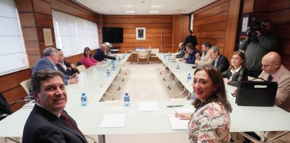 Los consejeros de Agricultura, Ganadería y Desarrollo Rural, María González Corral, y de Economía y Hacienda, Carlos Fernández Carriedo, se reúnen con los representantes de las denominaciones de origen vitivinícolas de Castilla y León para analizar el mercado internacional del vino.