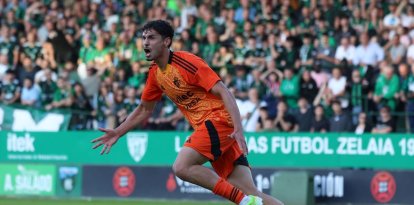 Álex Costa celebra en Sestao su último gol con la Deportiva.