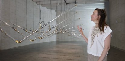 La artista Lonneke Gordijn, de Studio Drift, ante la obra 'Amplitud'.