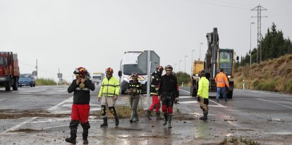 Efectivos de la Unidad Militar de Emergencias trabajan en una carretera inundada próxima a la localidad zaragozana de Grisén este sábado. EFE/ Javier Belver.