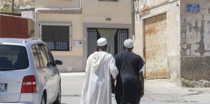 Dos hombres marroquíes en el barrio de Nuestra Señora de Fátima de Jumilla.