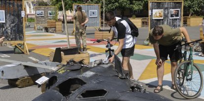 La gente observa drones rusos dañados en la región de Donetsk, en el centro de Kiev.