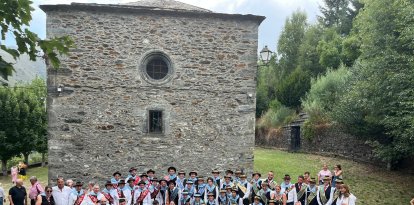 Los danzantes en el pueblo de Trascastro