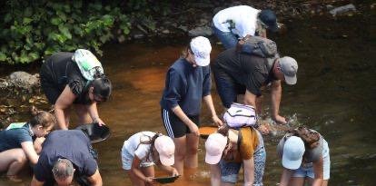La Fundación Cultura minera de Torre del Bierzo organiza un bateo de oro en el río Tremo en una edición pasada
