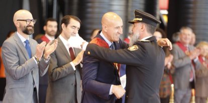 Diez condecora al Intendente Jefe, Miguel Ángel Llorente, en la edción del 2024.