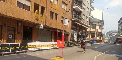 La corredora es Candela Rodríguez del Club Leitariegos.