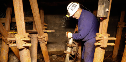 Los mineros de Sangre Minera rehabilitan y enseñan la antigua mina escuela de La Robla convertida en museo, junto a sus hijos e hijas.