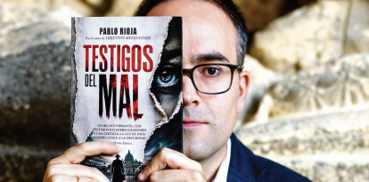 Pablo Rioja con su libro, 'Testigos del Mal', que Amazon convertirá en un documental de difusión internacional.