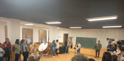 Padres y profesores en la presentación del nuevo curso en la escuela de música.