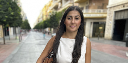 Con 23 años recién cumplidos, Julia Cejudo Mesa se convirtió el pasado septiembre en la notaria más joven de España, pero, a pesar de la responsabilidad que ahora tendrá que asumir, asegura que se toma con calma “tener la vida resuelta”. EFE/Fermín Cabanillas.