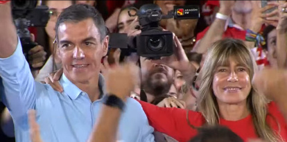 El presidente del Gobierno, Pedro Sánchez, y su mujer, Begoña Gómez, en un acto de precampaña del PSOE en Fuenlabrada.