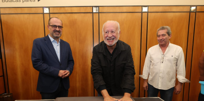 Juan Echanove, flanqueado por Marco Morala y Miguel Ángel Varela, al estampar sus manos en el cemento.