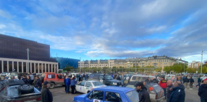 Hasta 140 coches clásicos se reunieron en las calles de León.