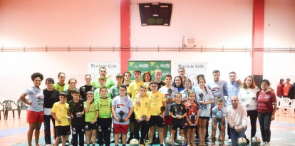 Foto de familia de los luchadores y luchadoras que se llevaron el triunfo en sus categorías y los dos supercampeones, organizadores, autoridades y federativos.