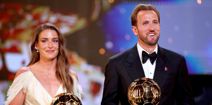 Alexia Putellas y Harry Kane con sus trofeos del Balón de Oro.