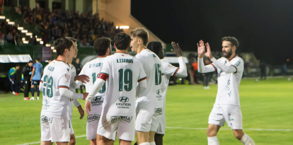 Los jugadores de la Cultural celebran la victoria frente a la Gimnástica Segoviana, que supone el pase a la segunda ronda de Copa del Rey.