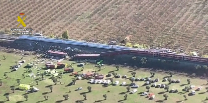 Capturas de vídeo de un dron de la Guardia Civil que muestra los dos trenes de alta velocidad, uno de Renfe y otro de Iryo, han colisionado a primera hora de este miércoles a la altura de la estación de Urda (Toledo).