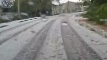 Este vídeo muestra las carreteras de una localidad leonesa cubiertas de nieve.
