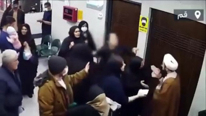 El vídeo de la discusión entre un clérigo y una mujer sin velo en Irán