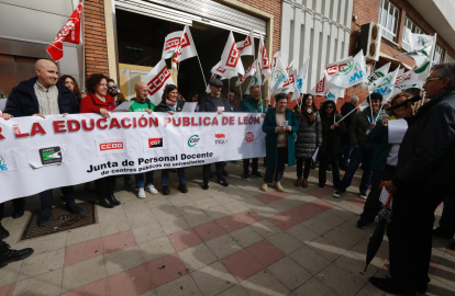 Protesta a las puertas de la Dirección Provincial de Educación.
