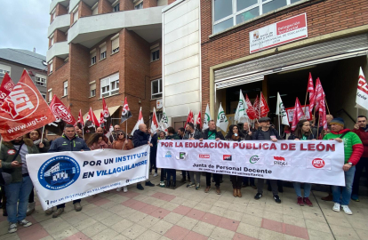 Protesta frente a la Dirección Provincial de Educación con el apoyo del 'cobrador del moroso'