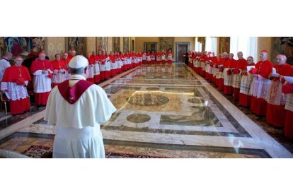 El Papa se dirige ayer a los cardenales en el Vaticano.