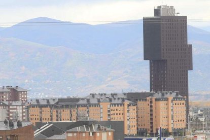 En la Torre de la Rosaleda residen unos 50 vecinos.