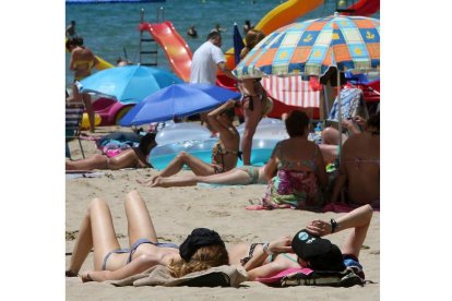 Los suecos son los que menos problemas tienen para ir de vacaciones. JAUME SELLART