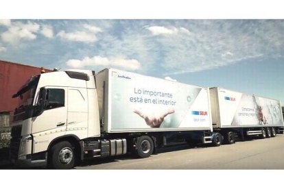 Preparación de un megacamión de Seur. La firma invierte un 1,2 millones de euros en la compra de 16 megatrailers.