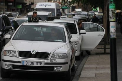 Taxis en una de las paradas de León