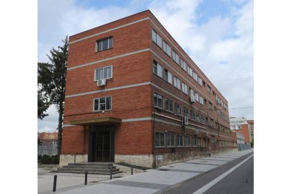 La antigua residencia ha sido ya abandonada por los trabajadores del Adif por su estado. RAMIRO