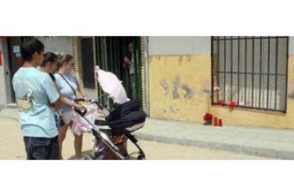 Vecinos del pueblo observan el lugar donde el joven fue corneado por un toro durante los encierros n