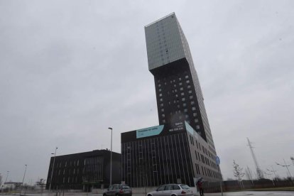 En la imagen superior, la torre de Zaragoza; abajo la de La Rosaleda. OLIVER DUCH /HERALDO / ANA F. BARREDO