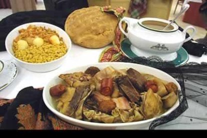 El cocido maragato es el plato típico de Astorga. Es diferente hasta en la forma de comerlo, se comienza por la carne y se acaba por la sopa.