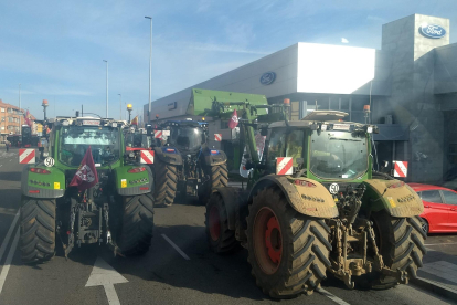 Los tractores toman las calles de León capital. La caravana atraviesa La Virgen del Camino
