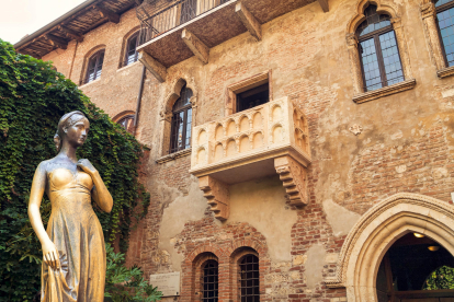 Balcón de Julieta, y estatua en bronce de esta joven, en Verona, Italia. Foto: Civitatis.