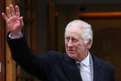 El rey Carlos III sale de la clínica de Londres.