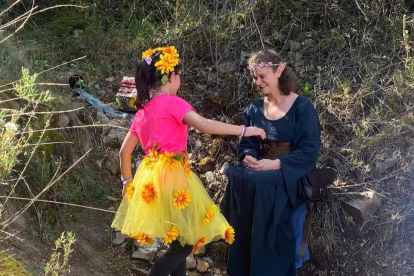 Una visita teatralizada con una niña y una mujer como hadas en el Bosque Mágico de Alija del Infantado.
