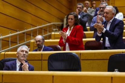 El ministro del Interior, Fernando Grande-Marlaska (i), es aplaudido durante la sesión de control al Gobierno celebrada este martes.