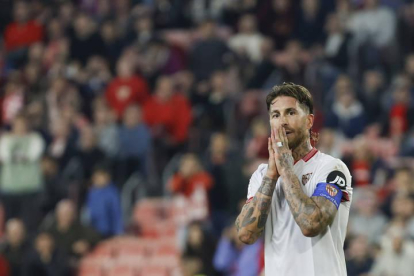 Sergio Ramos, capitán del Sevilla, se lamenta tras fallar una ocasión en los ultimos instantes del partido ante Osasuna.