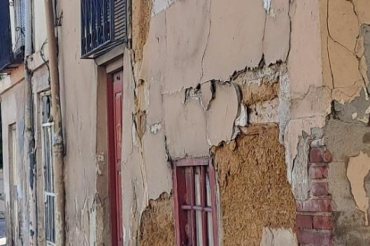 Estado ruinoso de varias casas en Puente Castro.