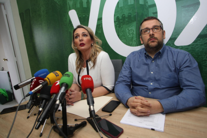 Patricia González y Gerardo Gonzçalez, concejales de Vox de Ponferrada, hoy en su rueda de prensa. DL