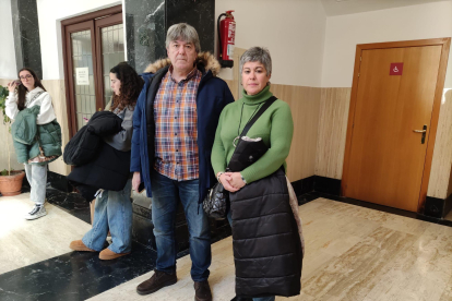 Imagen de los padres de la víctima, en la planta de entrada de la Audiencia, a la espera de que se leyera el veredicto.
