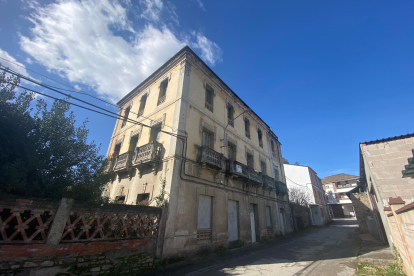 El edificio que ha sido cedido al Ayuntamiento de Toral de los Vados.